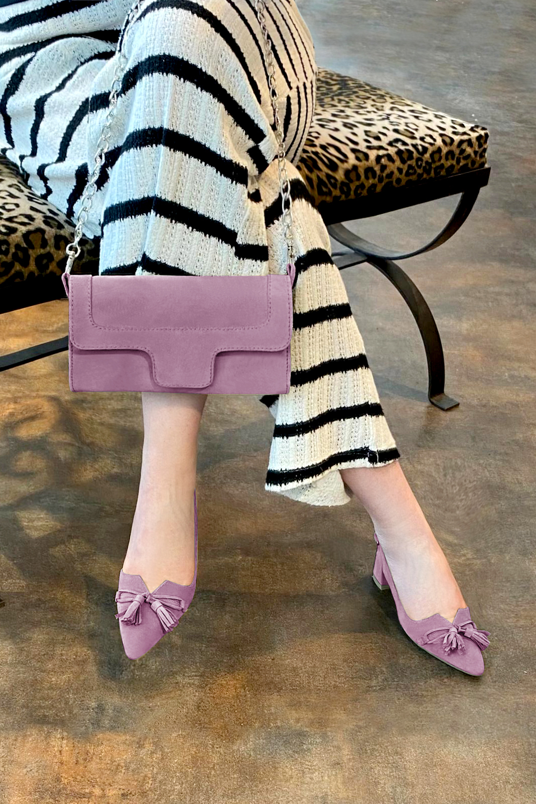 Dress clutch for wedding and parties in mauve purple leather - Worn view